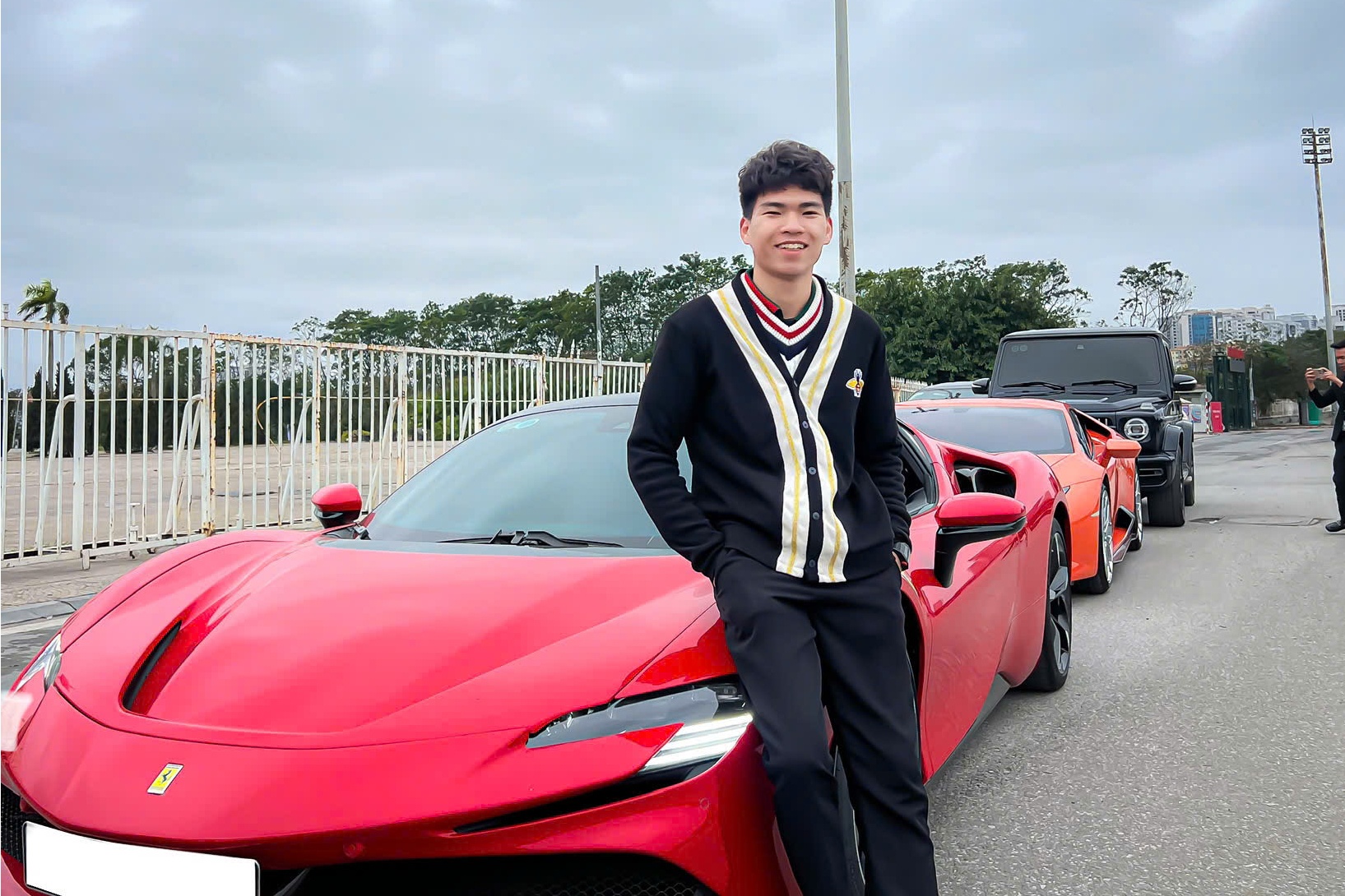 Clip 'nam sinh vien' lai Lamborghini Aventador SVJ gay bao mang hinh anh