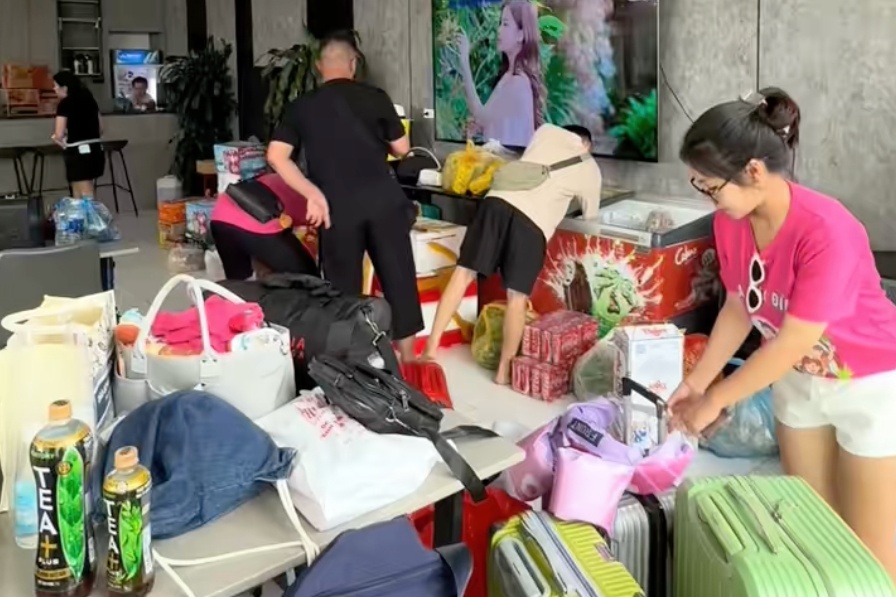 Gia dinh 50 nguoi di choi het 200 trieu van tay xach nach mang do an uong hinh anh