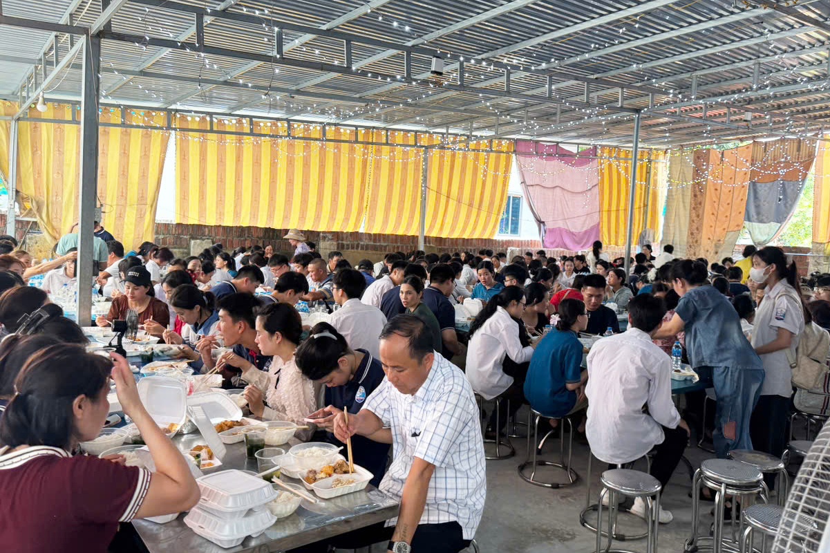 Bep an 0 dong dong khach nhu tiec cuoi trong ngay thi tot nghiep THPT hinh anh