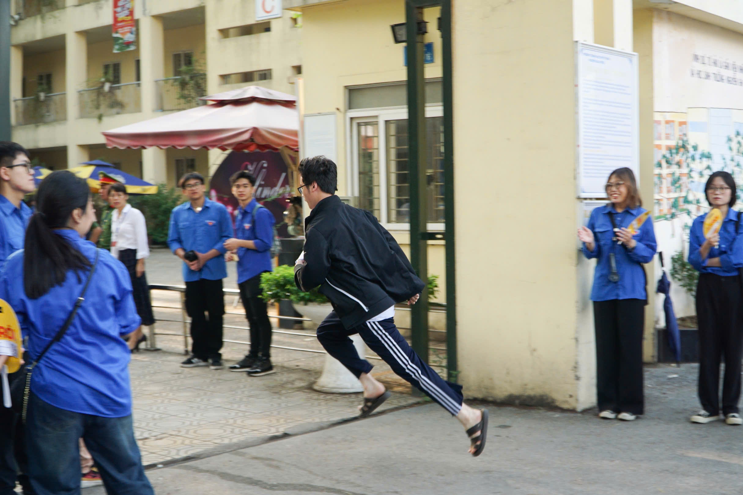 Phia sau buc anh viral khap coi mang trong ky thi tot nghiep THPT hinh anh