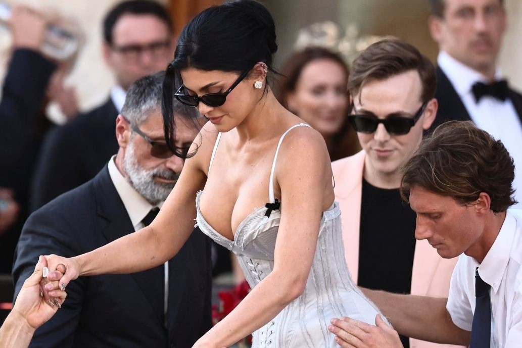 Chi em Kardashian 'khong duoc moi van den' dam cuoi ty phu Jeff Bezos hinh anh