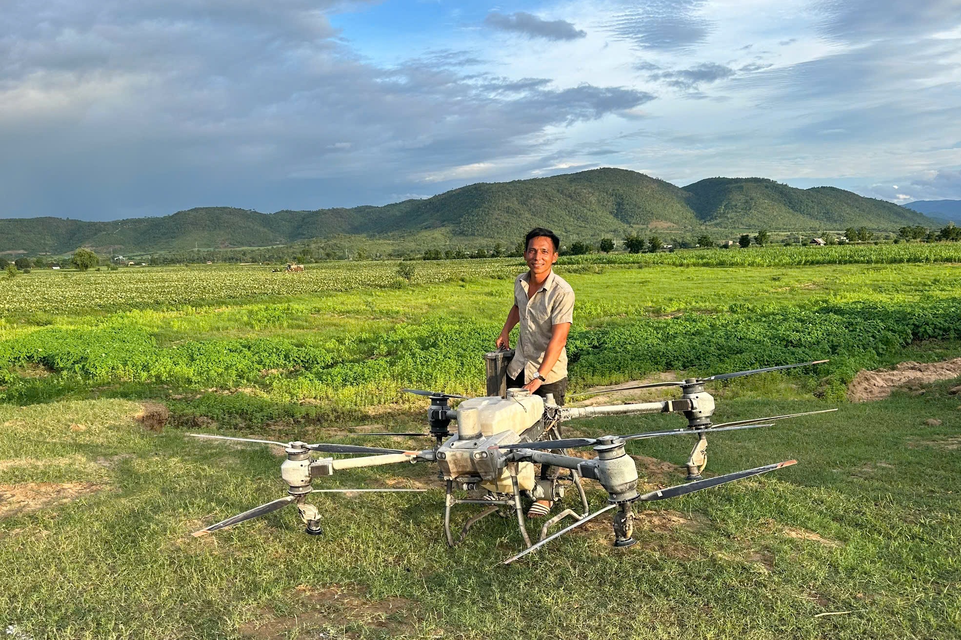 Nong dan Gia Lai dung drone cuu nguoi khoi dong nuoc xiet hinh anh