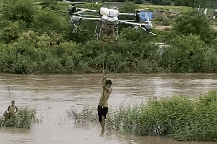 Nông dân lái drone cứu 2 trẻ kẹt giữa dòng nước lũ ở Gia Lai