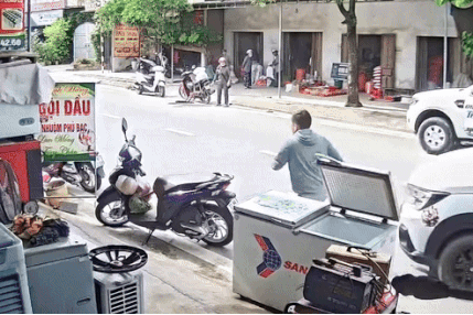Thợ điện phá cửa ôtô cứu tài xế đột quỵ trên đường