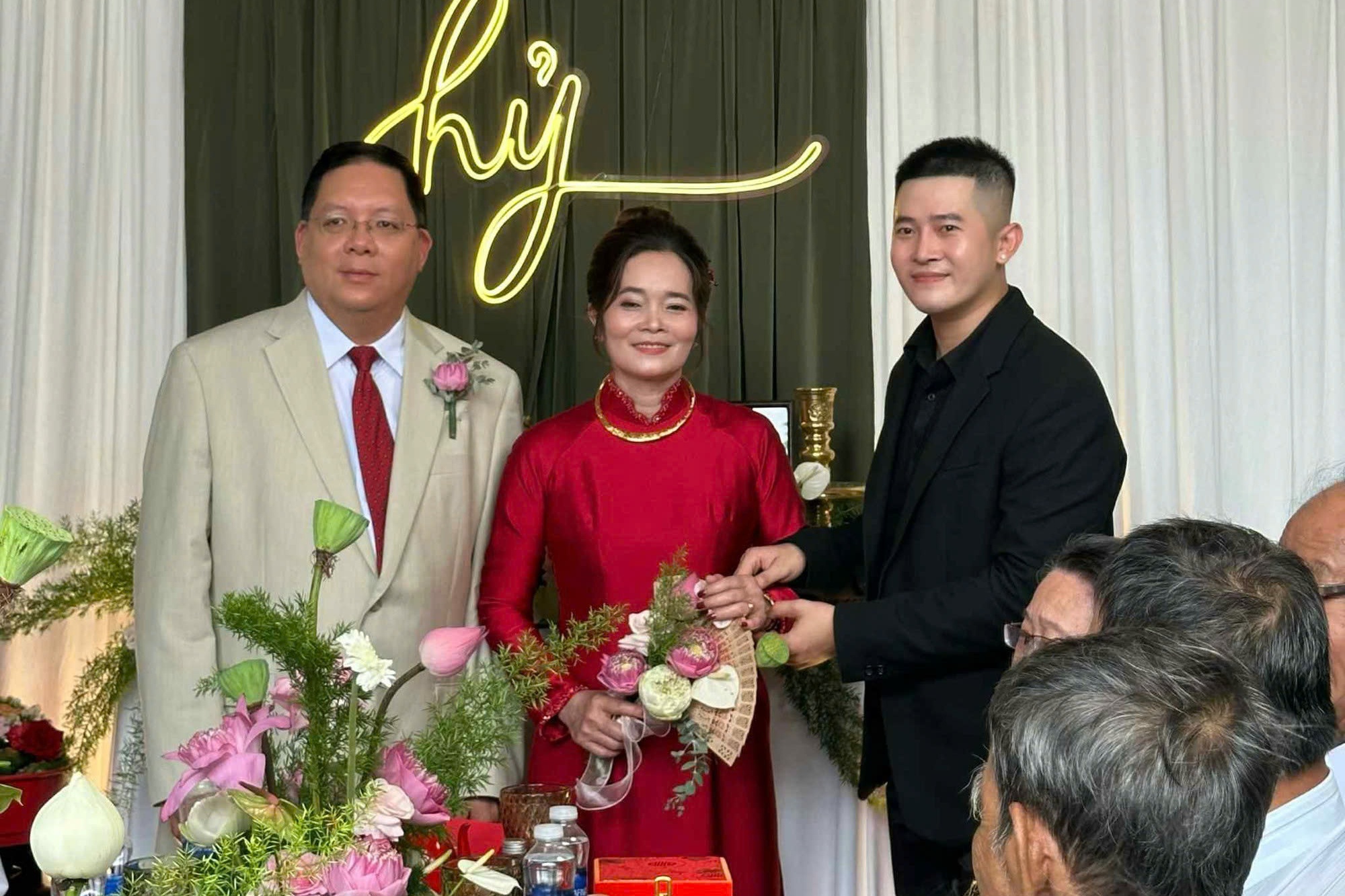 Con trai xuc dong khi 'ga' me 53 tuoi di lay chong hinh anh