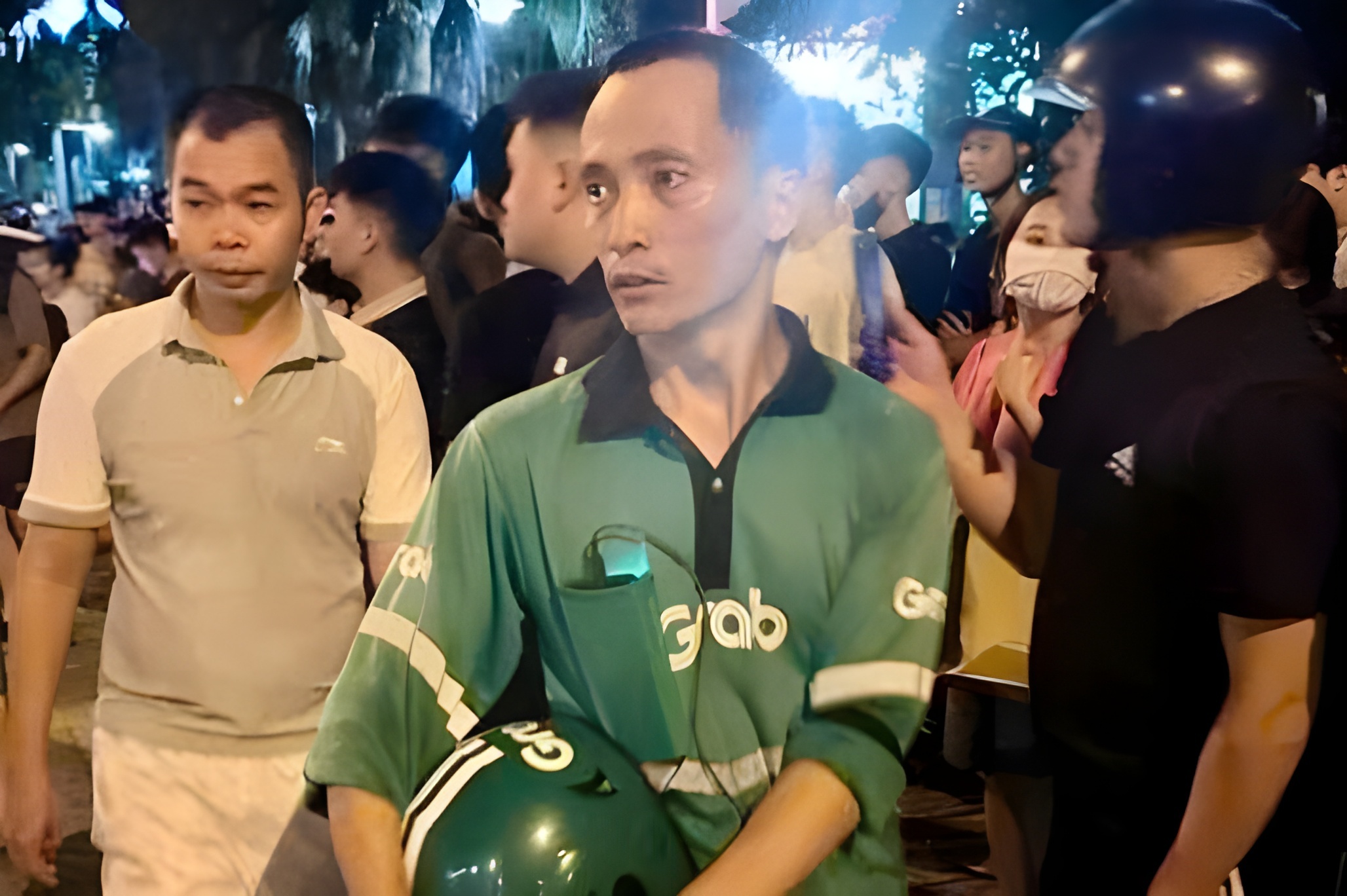 Shipper ke giay phut cuu 2 em nho vu 'xe dien' tong lien hoan o Ha Noi hinh anh