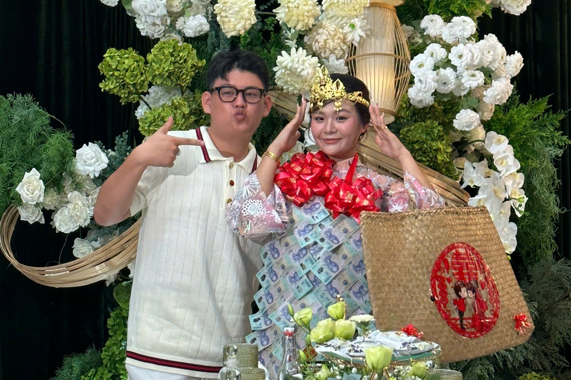 Man trao qua cuoi doc la cua anh trai Vinh Long cho em gai hinh anh