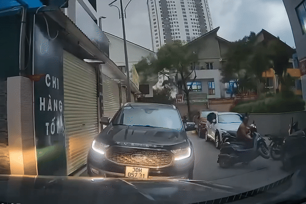 Thot tim mai ton roi trung nguoi di xe may trong con dong o Ha Noi hinh anh