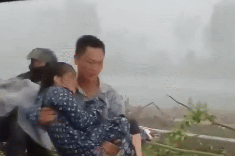 Điều dưỡng cứu người phụ nữ bị cây đè trúng giữa dông lốc ở Ninh Bình