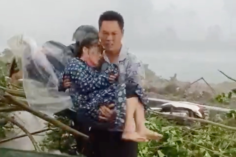 Canh cuu nguoi bi cay do trung nguoi trong con dong o Ninh Binh hinh anh