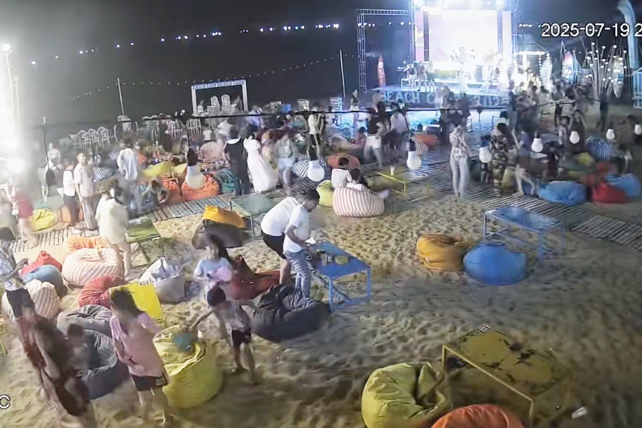 Du khach nhao nhao bo chay khi gap con dong tren bai bien Ha Tinh hinh anh