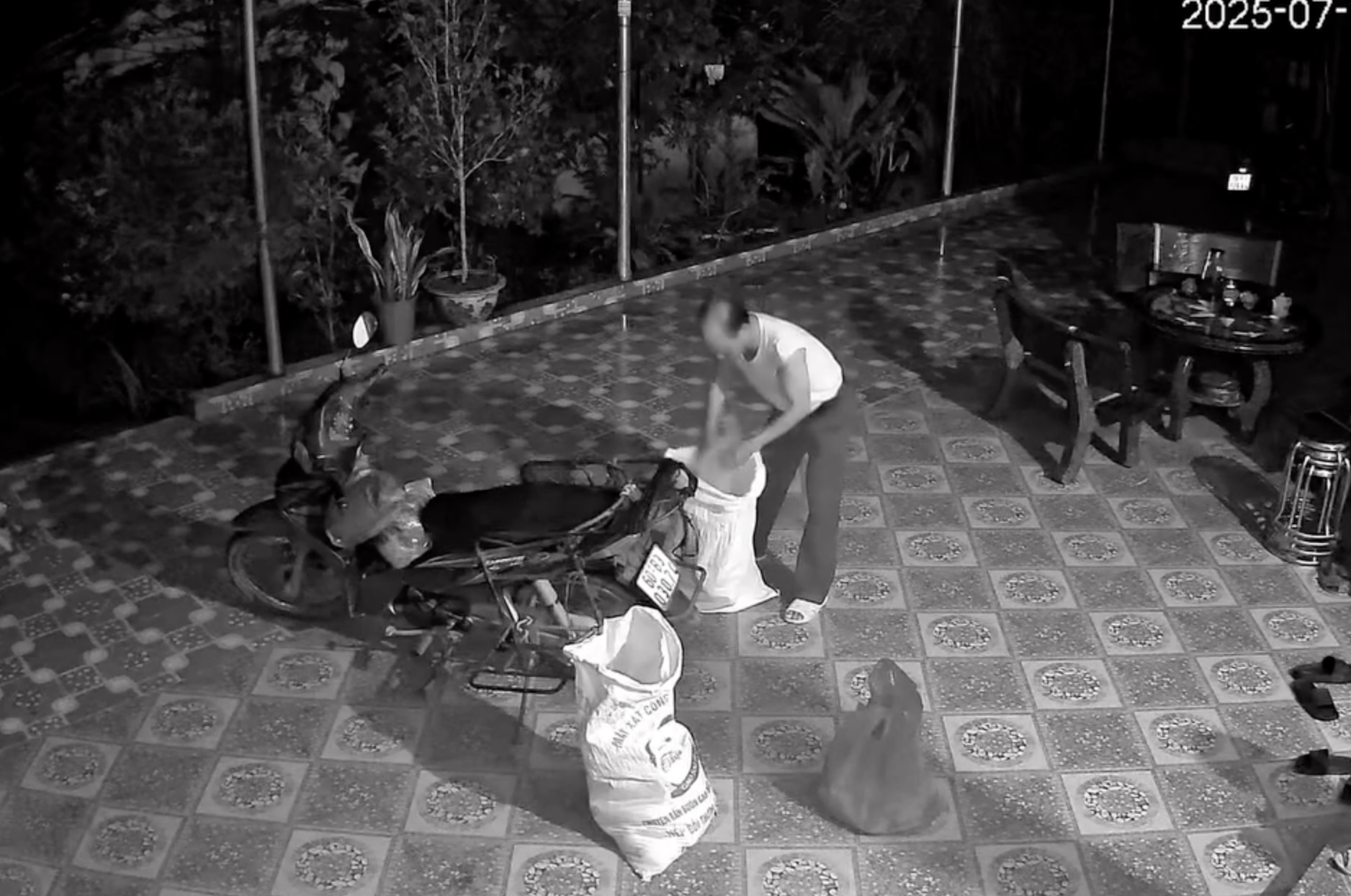 Canh tuong gay xuc dong luc 1h sang cua ong bo Phu Tho hinh anh