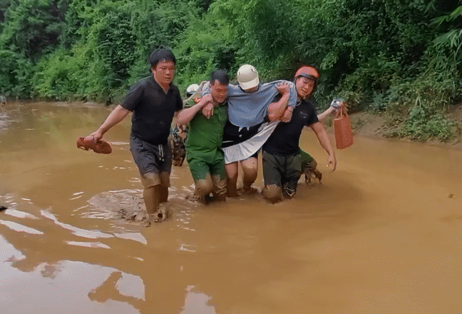 Cong an Nghe An diu san phu loi bun lay di sinh con ngay lu hinh anh
