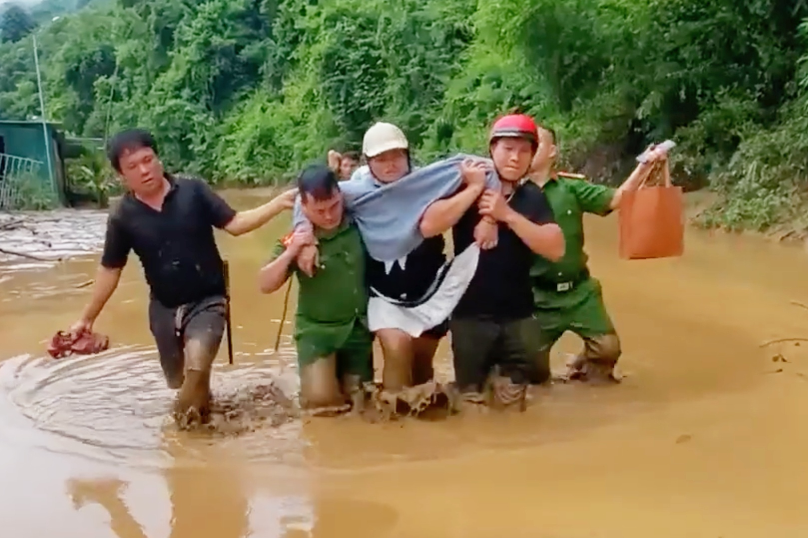 Cong an diu san phu Nghe An loi bun lu di sinh con hinh anh