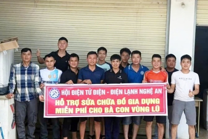 60 tho dien do ve vung lu Nghe An sua mien phi noi com, tu lanh hinh anh