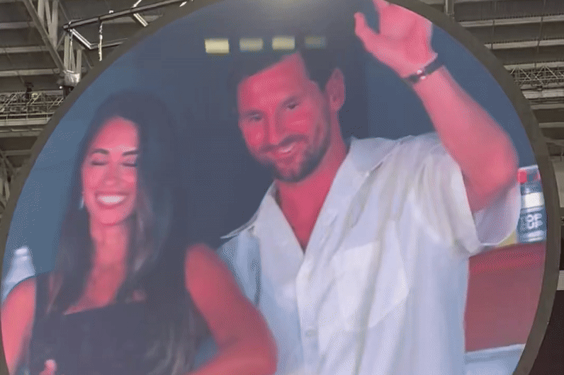 Kiss cam o concert Coldplay lia trung vo chong Messi hinh anh