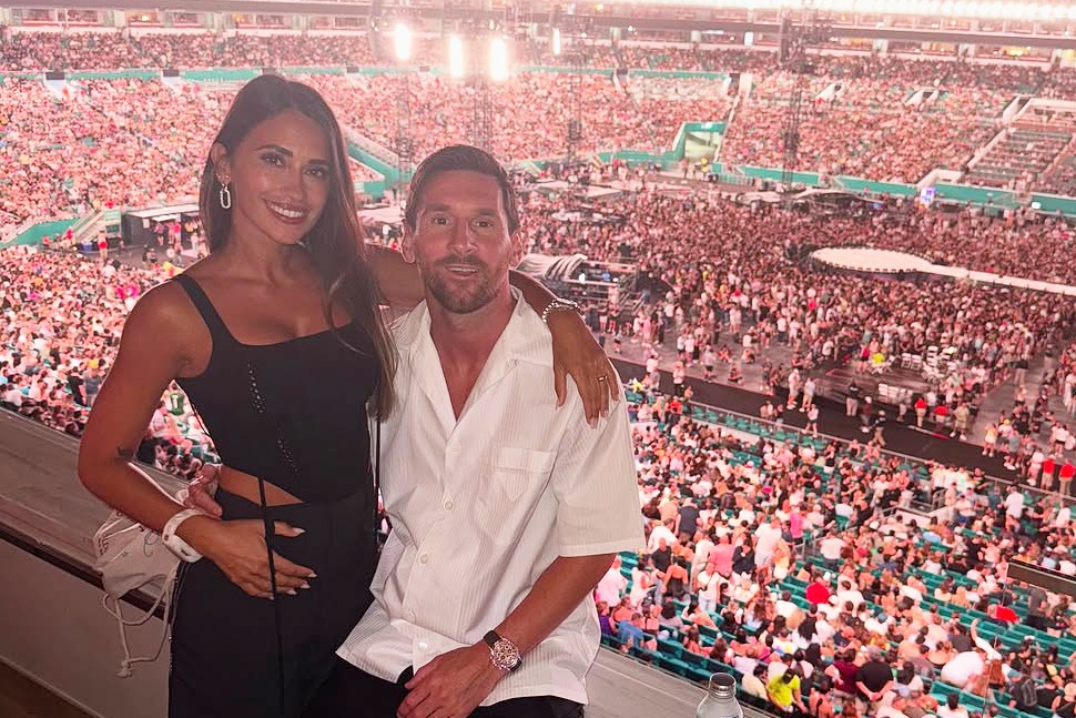 Vo chong Messi tinh tu tren kiss cam cua concert Coldplay hinh anh