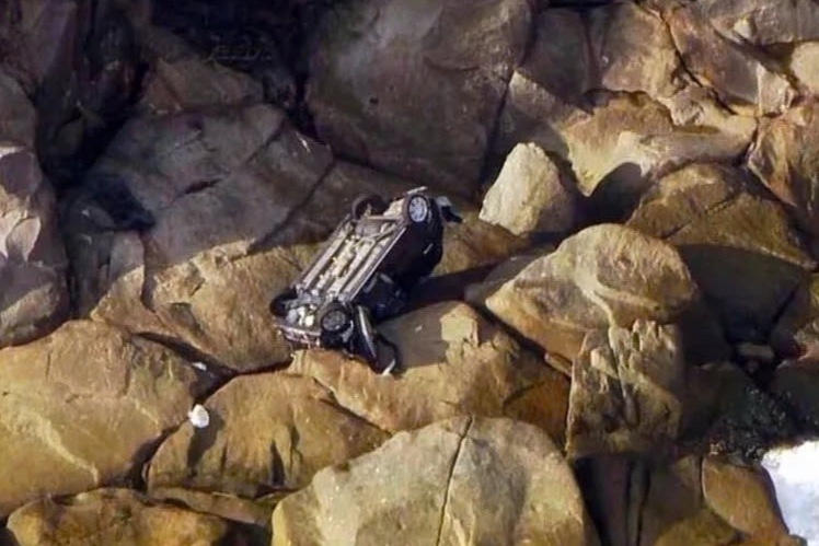 Lai xe lao xuong vach da 30 m tu vong khi chay song than o Nhat Ban hinh anh