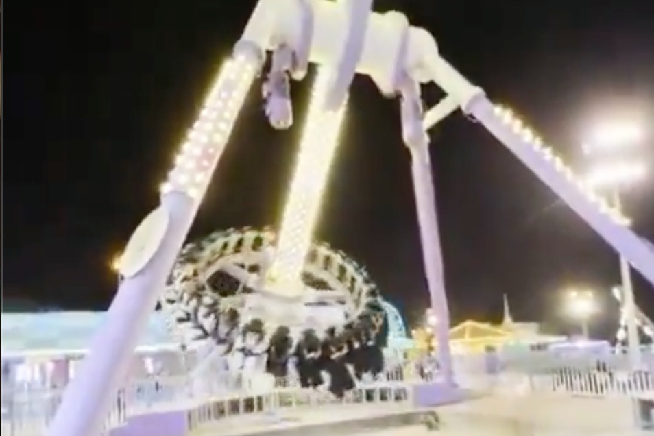 Vong quay 360 do o khu vui choi gay doi, nguoi choi la het hoang loan hinh anh