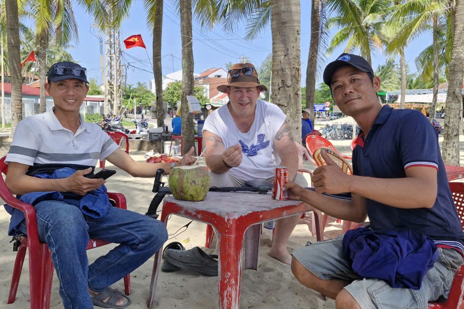 Khach Tay oa khoc khi duoc giup tim lai nhan kim cuong roi o Da Nang hinh anh
