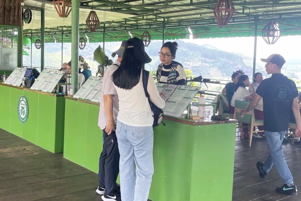 Hoa don 870.000 dong cho 8 ly nuoc o quan ca phe Da Lat gay tranh cai hinh anh