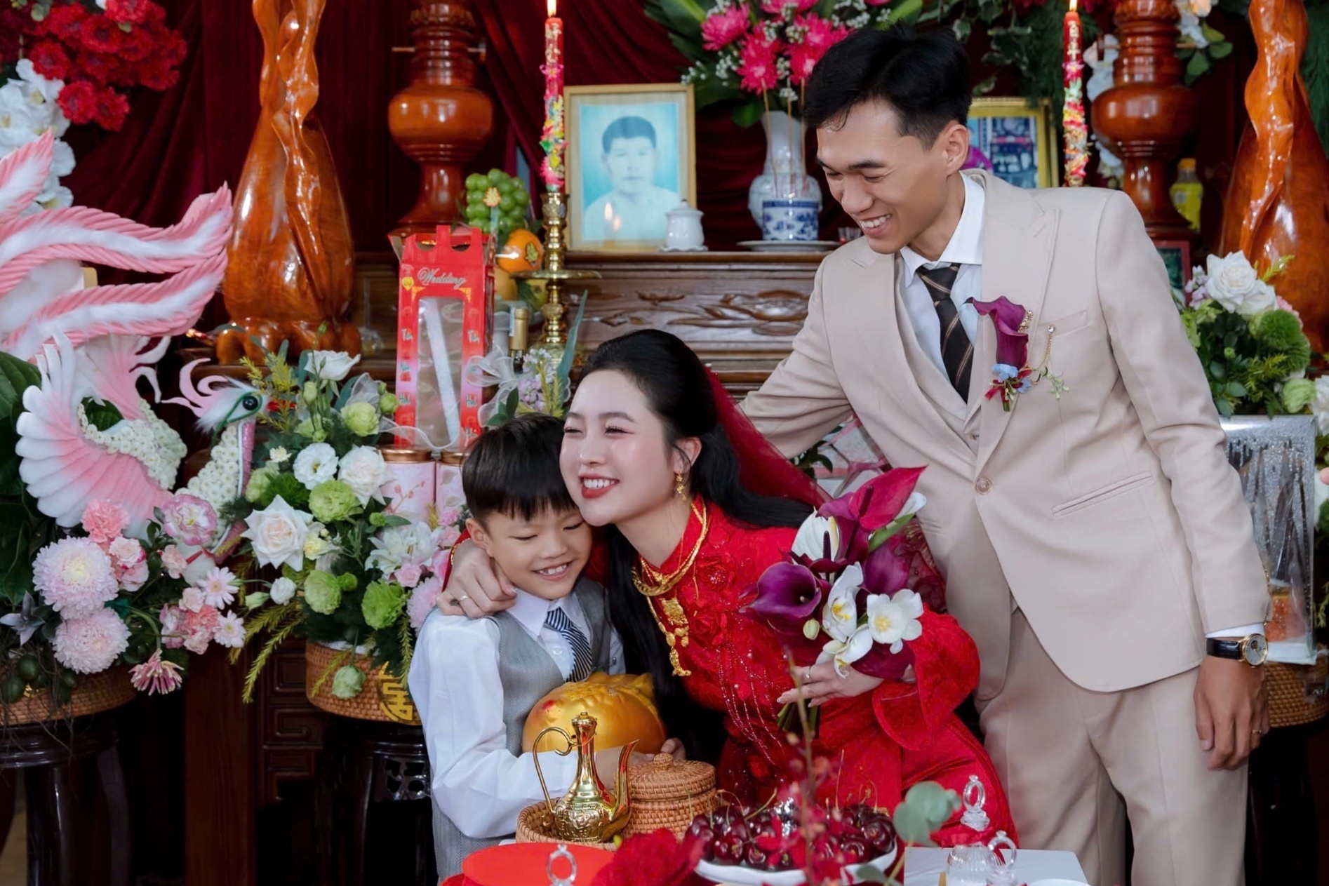 Em trai tang heo dat cho chi di lay chong, chuc cau ai cung bat cuoi hinh anh