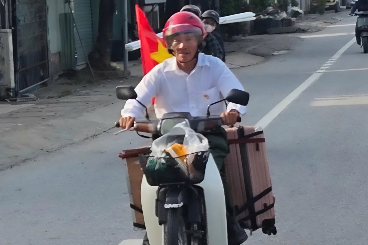 Cuu binh U80 tu lai xe may tu Nghe An ra Ha Noi xem dieu binh 2/9 hinh anh