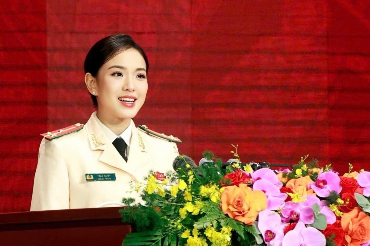 Chan dung nu thuong uy co bai phat bieu viral khap mang xa hoi hinh anh