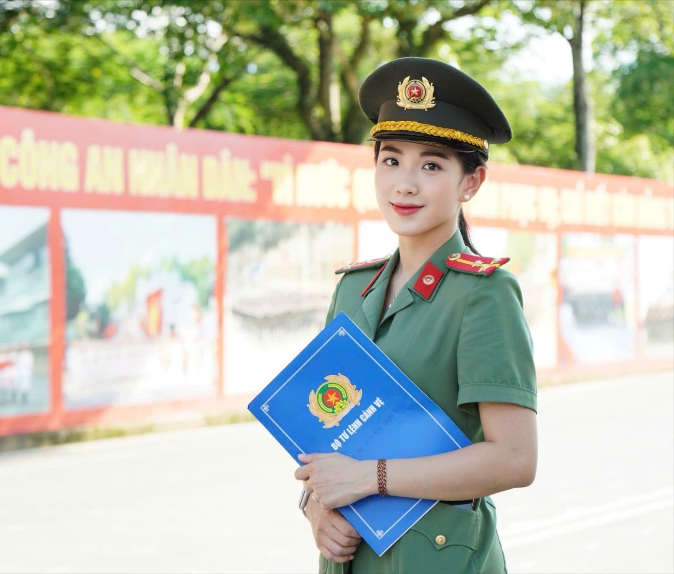nu thuong uy anh 2