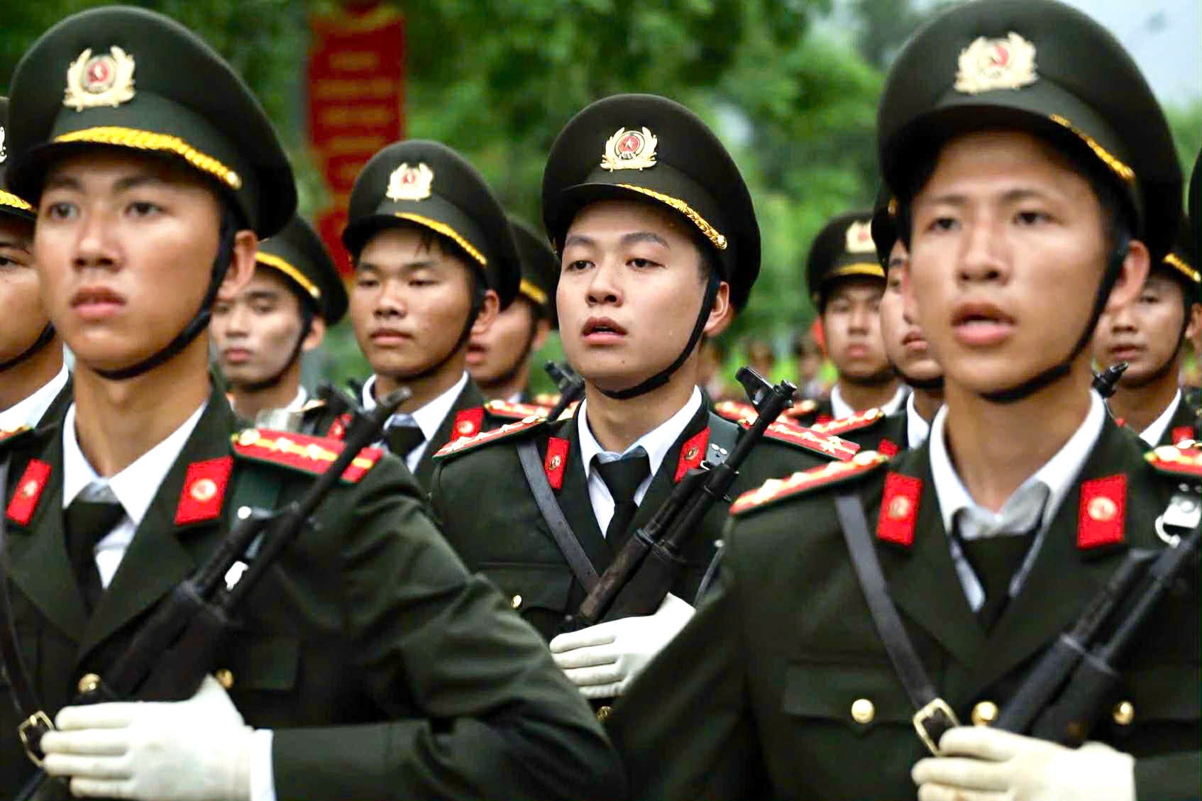 Chien si dieu binh 'con nha nguoi ta', du combo hoc gioi, dien trai hinh anh