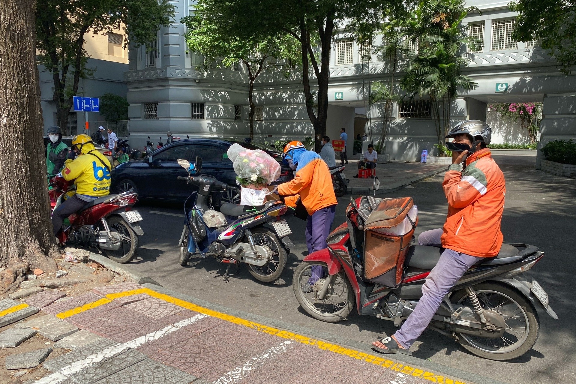 Cong ty gap rac roi vi vu shipper khau chien voi khach dat 30 ly che hinh anh