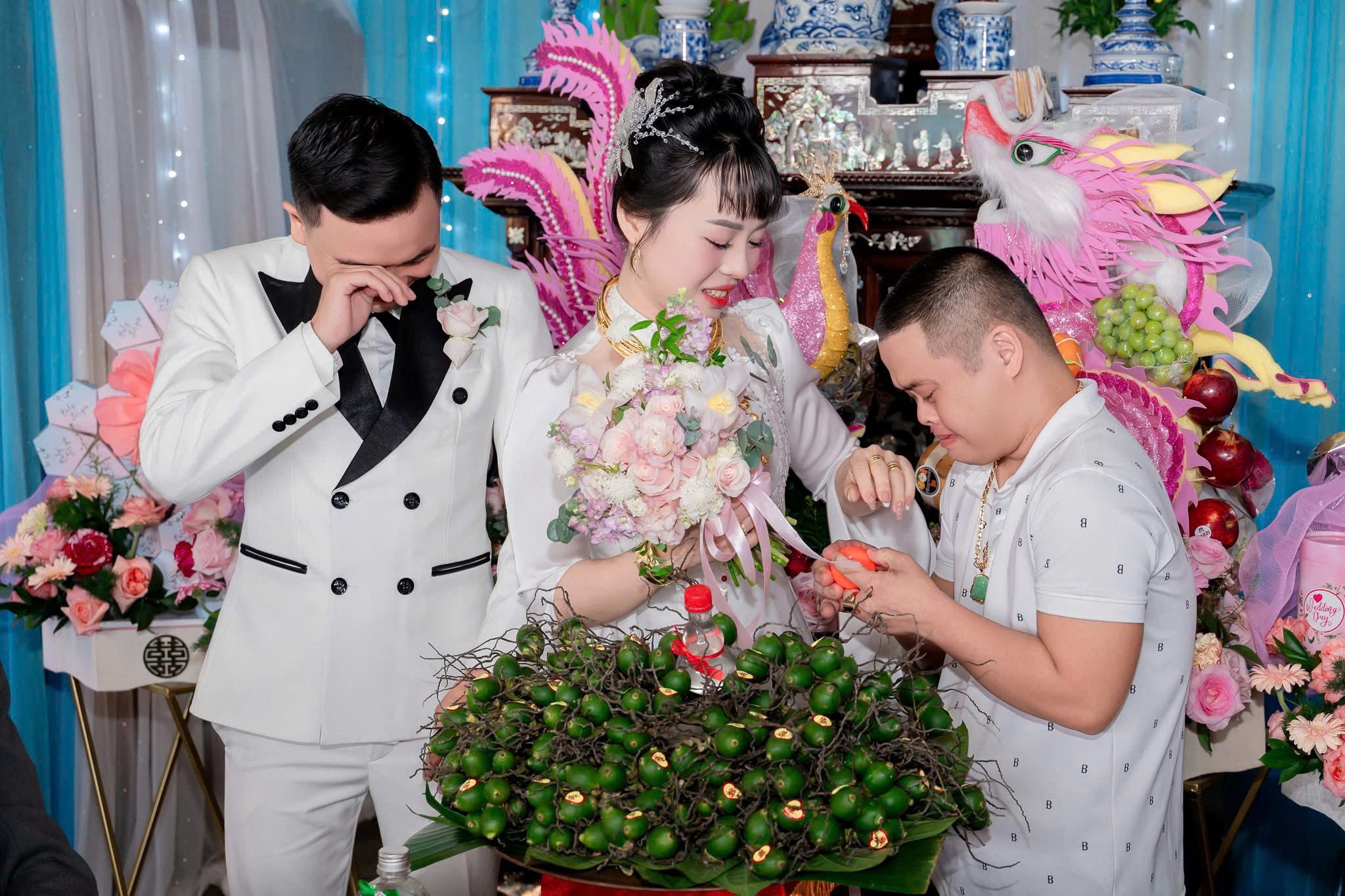 Co dau bat khoc truoc qua cuoi cua anh trai bi benh Down hinh anh