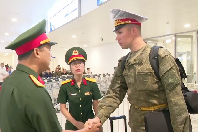 Hon 30 quan nhan Nga den Viet Nam tham gia dieu binh hinh anh