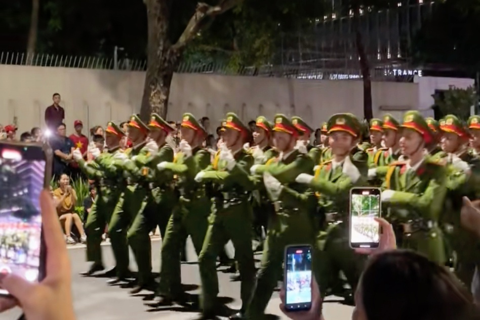 Chien si 'tha tim' trong buoi tong hop luyen toi 21/8 hinh anh