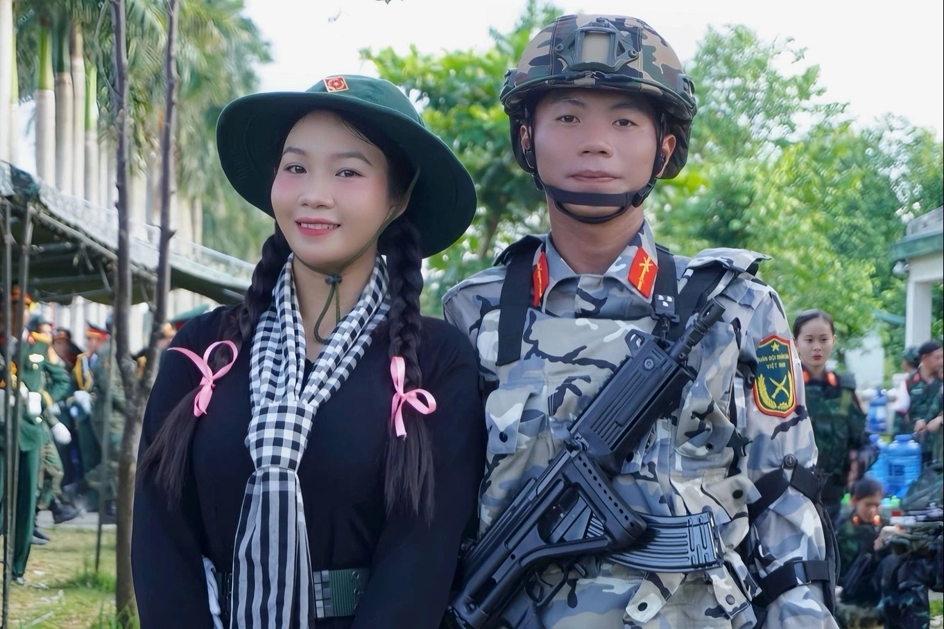 Cap doi chien si ngai ngung khi dong doi thuc giuc 'hon di' hinh anh