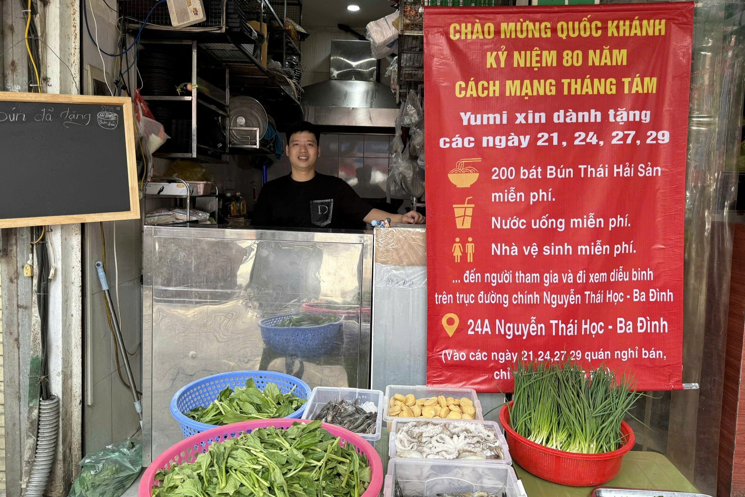 Quan an tang gan nghin bat bun hai san cho ba con cho xem dieu binh hinh anh