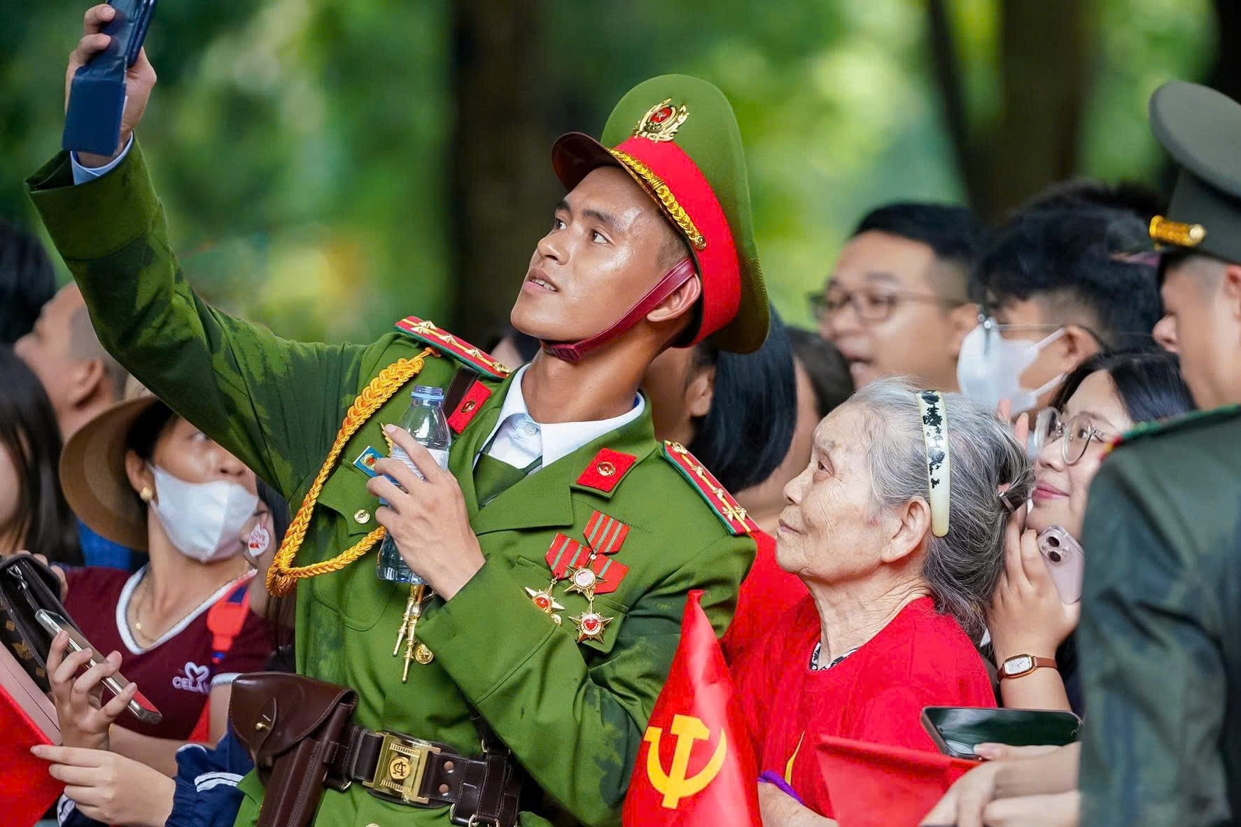 Tinh yeu nuoc cua cu ba 70 tuoi, nu chien si va anh ban cam ep hinh anh