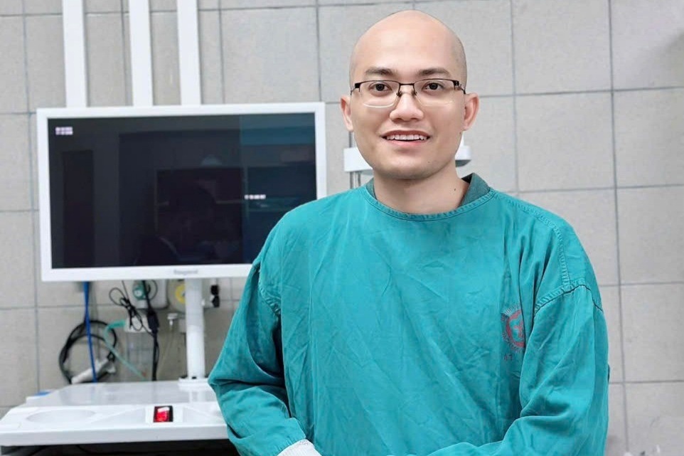 Hinh anh bac si toc 'rung nua dau' vi ky thi noi tru gay xuc dong hinh anh