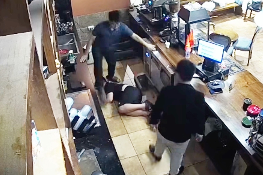 Khach dam nhan vien quan ca phe vi bi nhac hut thuoc: Cong an vao cuoc hinh anh