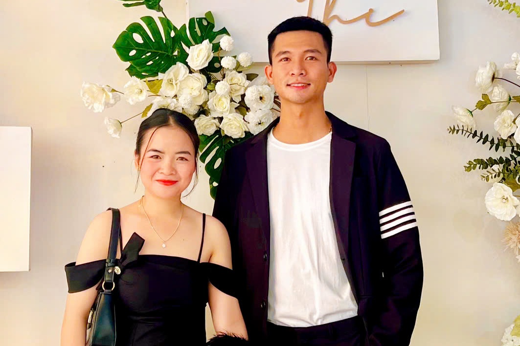 Lam ban than 10 nam, cap doi cuoi khien ca xom nga ngua hinh anh