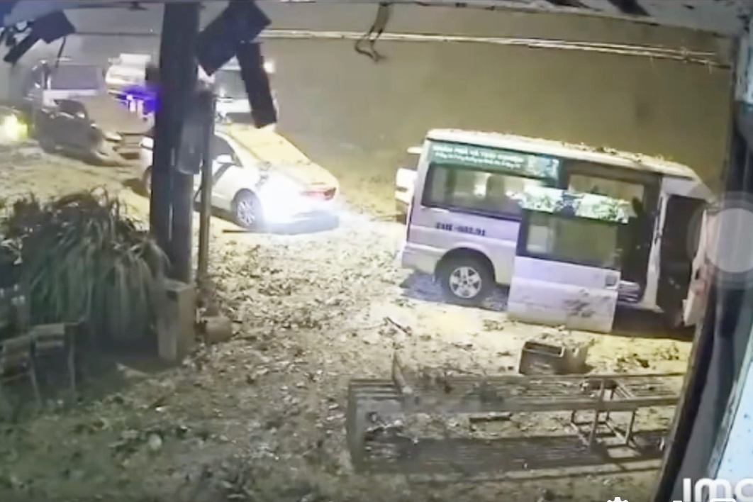 Thot tim khoanh khac dat da do sap xuong nhieu xe hoi tren deo O Quy Ho hinh anh