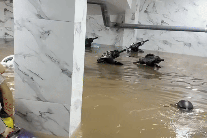 Ham chung cu thanh be nuoc, xe may ngap khong thay hinh dang hinh anh