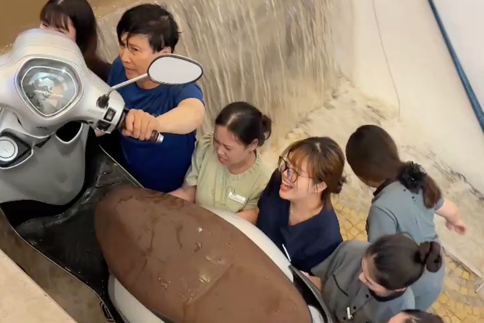 Ham giu xe ngap nuoc, nguoi dan ho nhau giai cuu hang chuc xe may hinh anh