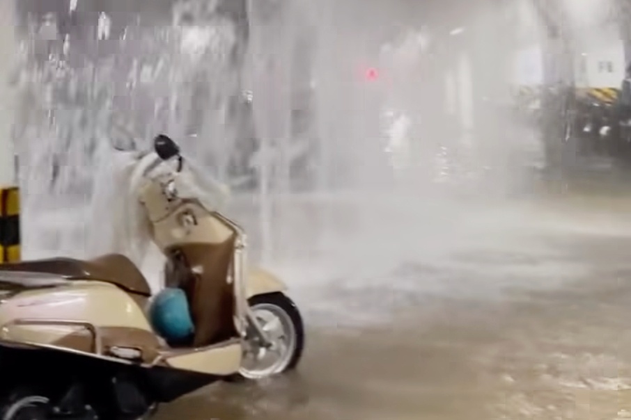 Canh nuoc tuon nhu thac do xuong ham de xe chung cu hinh anh