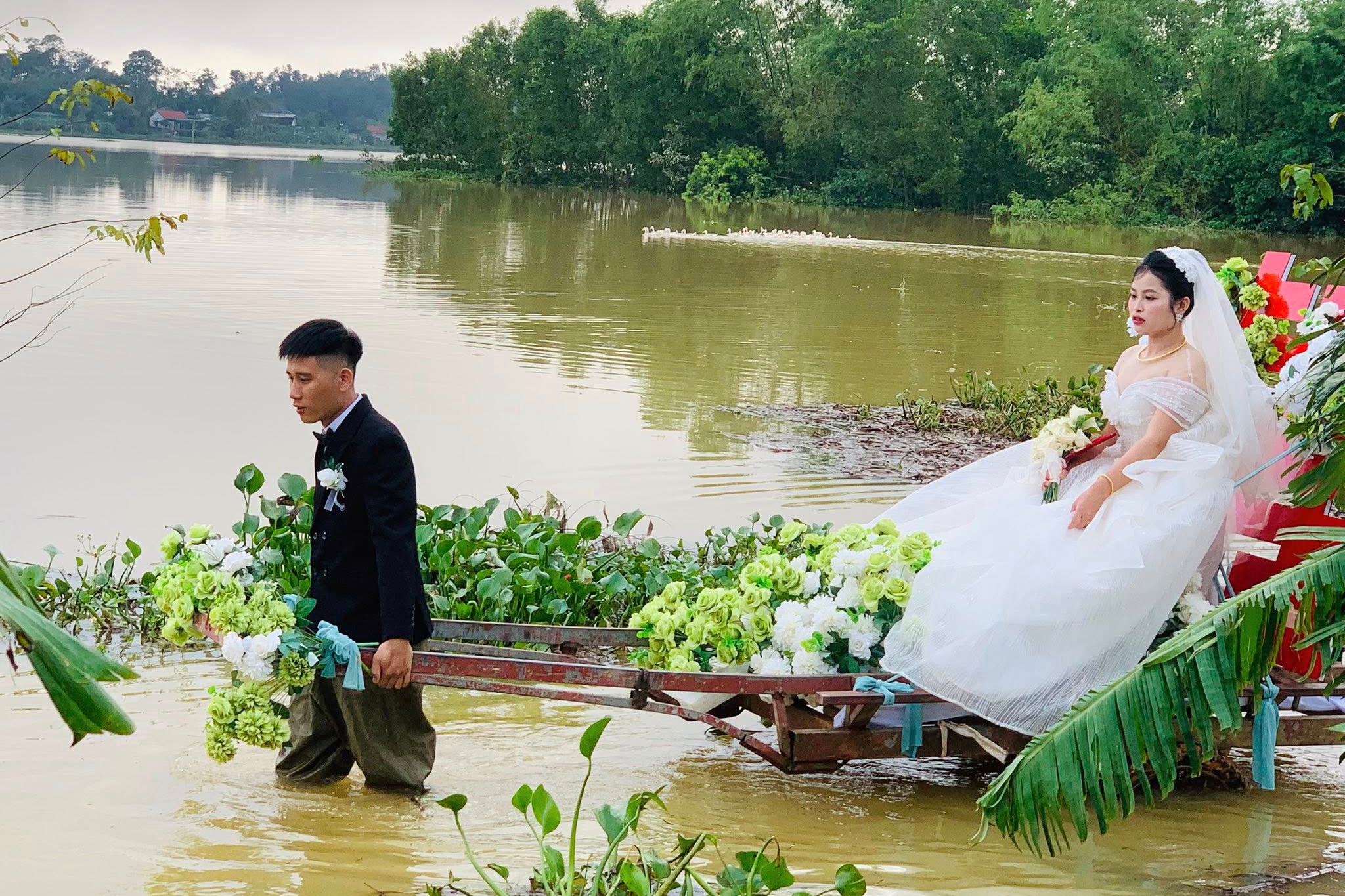 Nha gai ngap giua bien lu, chu re Ha Tinh dung xe bo don dau hinh anh