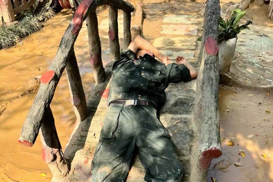 Phut nghi ngoi ngan ngui cua nam chien si sau nhieu gio giup nguoi dan don lu hinh anh