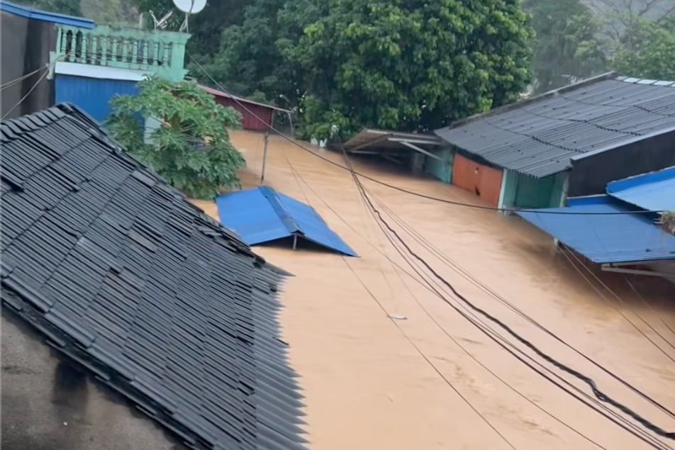 Mua lu lich su, Thai Nguyen nuoc ngap mai nha hinh anh