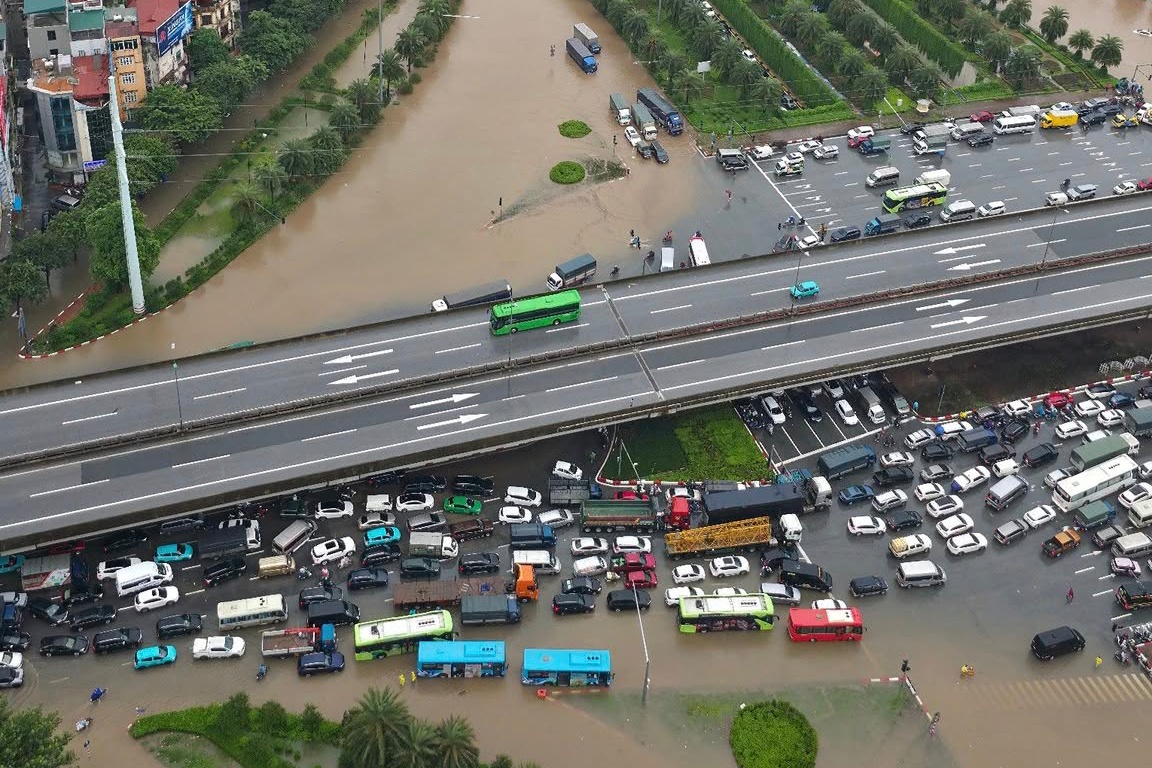 Duong Ha Noi ket cung vi mua lon, oto ngap gan toi noc hinh anh