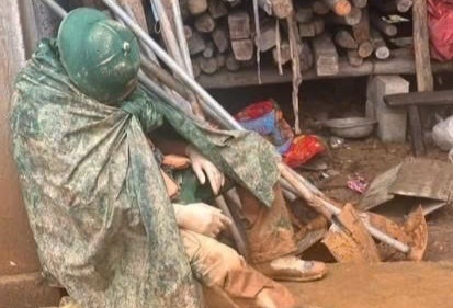 Khoanh khac chien si ngu guc vi kiet suc sau nhieu gio dam mua cuu ho hinh anh