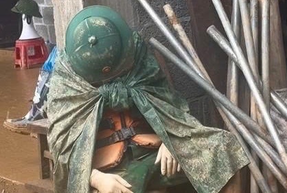 Chien si ngu guc sau nhieu gio dam mua cuu ho gay xuc dong hinh anh